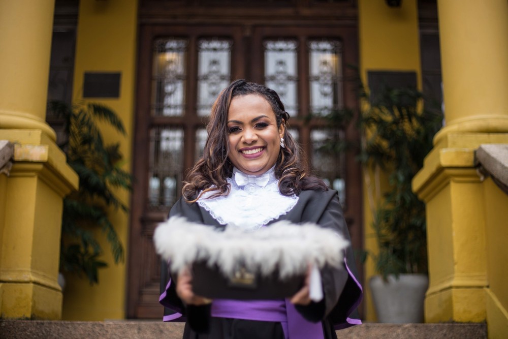 A professora Fernanda Oliveira oferece aulas de alfabetização para crianças negras em São Leopoldo — Foto: Alisson Batista/Divulgação