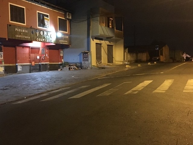 Policial que estava de folga troca tiros com homem em frente a padaria em Viamão — Foto: Samuel Vettori/RBS TV