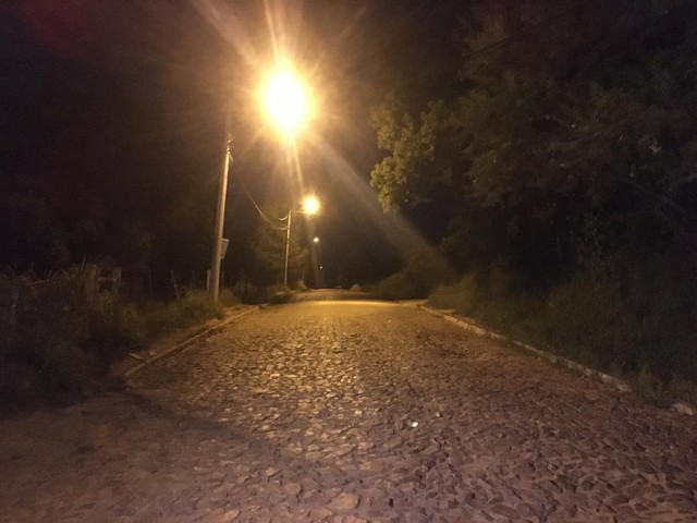 Carro foi encontrado em rua deserta próxima a ERS-040, em Viamão. — Foto: Samuel Vettori/RBS TV