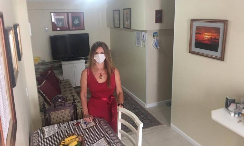 A engenheira Isabel Ruas no apartamento batizado de 'Espaço de Deus' Foto: Arquivo pessoal