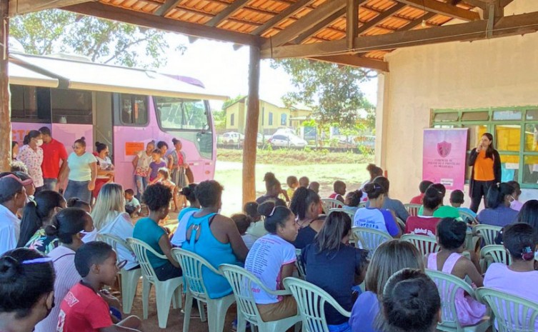 Gerente de Políticas e Proteção às Mulheres da Seciju, Flávia Laís Martins, conversou com as moradoras do distrito e de comunidades quilombolas - Foto: Seciju/Governo do Tocantins