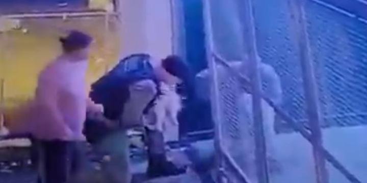 Em Porto Alegre, policial aplicou duas técnicas para salvar bebê de 18 dias que estava engasgado | Foto: Reprodução / CP