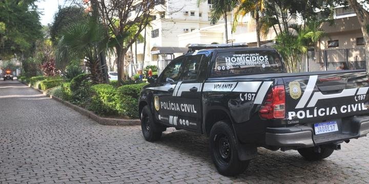 Mulher é encontrada morta em frente a condomínio de Porto Alegre | Foto: Mauro Schaefer