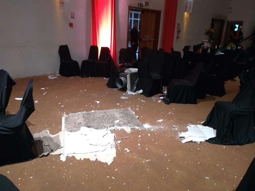 Estrutura de gesso do Centro de Eventos do Parque Hotel Morotin cedeu durante festa de formatura — Foto: André Kupcke