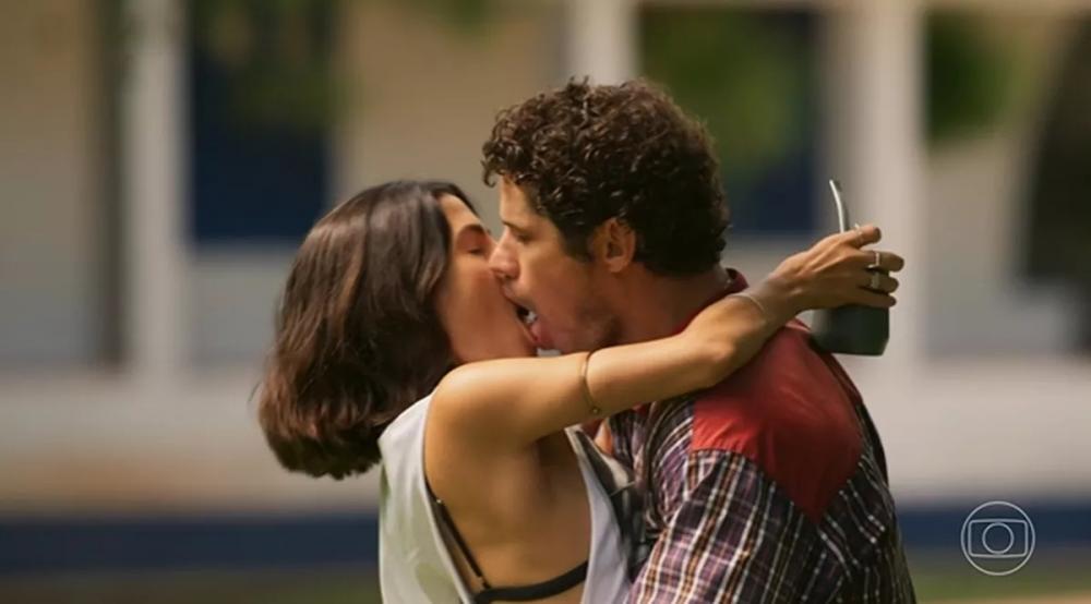 Guta (Julia Dalavia) e Tadeu (José Loreto) se beijam em 'Pantanal' — Foto: Globo