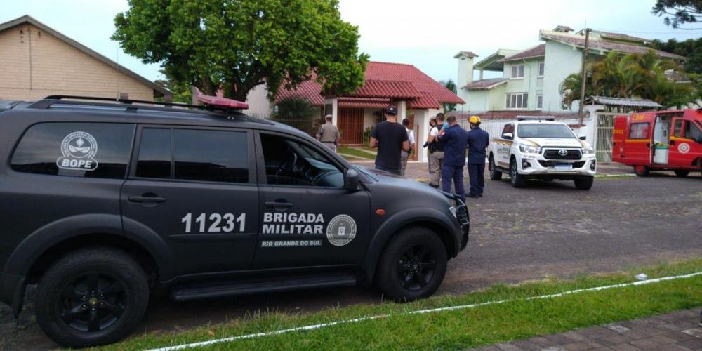 Batalhão de Operações Especiais invadiu a casa em Ivoti, prendeu o homem e libertou o filho, ferido com três facadas | Foto: Bope BM / Reprodução / CP
