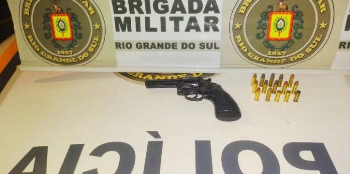Um revólver calibre 32 com munição foi apreendido | Foto: BM / Especial / CP