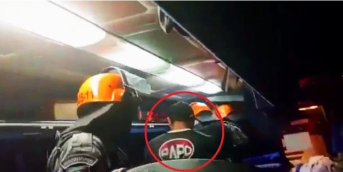 Torcedor xavante, ao ser retirado de ônibus, após partida entre São José e o Brasil de Pelotas. Foto: Record TV RS/Reprodução