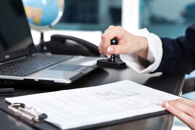 Lei beneficia notários, registradores e escreventes - (Foto: Depositphotos)