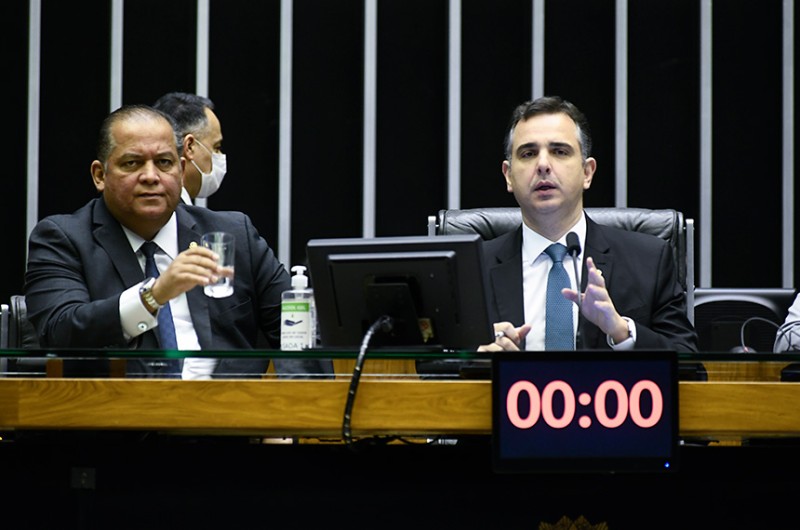 O líder do governo, Eduardo Gomes, e o presidente do Senado, Rodrigo Pacheco, que comanda a sessão - Geraldo Magela/Agência Senado