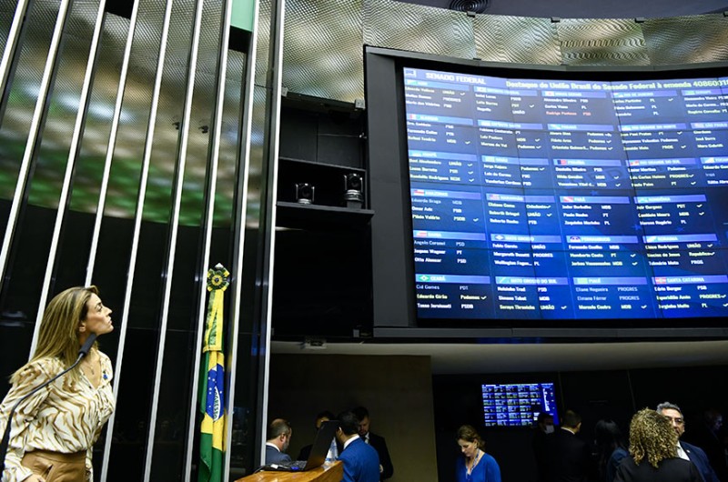 Da tribuna, senadora Soraya Thronicke observa o painel de votação - Geraldo Magela/Agência Senado