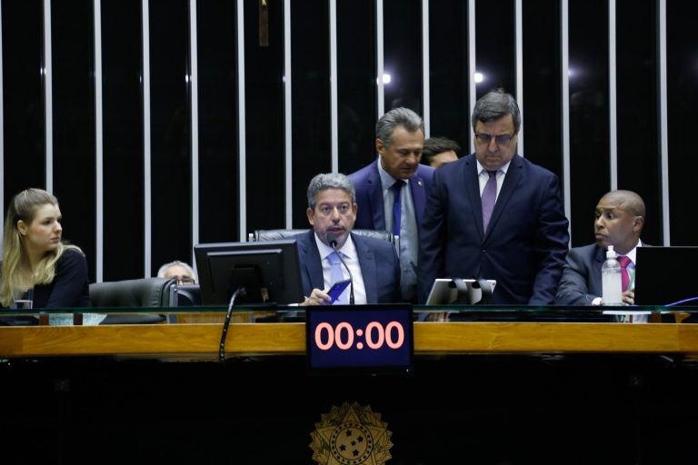 Arthur Lira (C) preside a sessão do Plenário - (Foto: Elaine Menke/Câmara do Deputados)