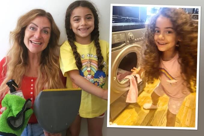 MÃE INCENTIVA FILHA DE 4 ANOS A PARTICIPAR DAS TAREFAS DOMÉSTICAS (FOTO: REPRODUÇÃO/THESUN)