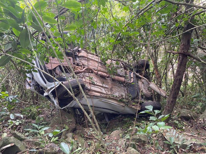 Uma mulher trafegava pela via quando perdeu o controle e capotou seu carro, que desceu um barranco com cerca de 20 metros (Foto: Corpo de Bombeiros Militar / Divulgação)