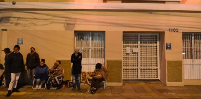 Primeiro ocupante da fila chegou ao local às 15h de domingo | Foto: Matheus Piccini/CP