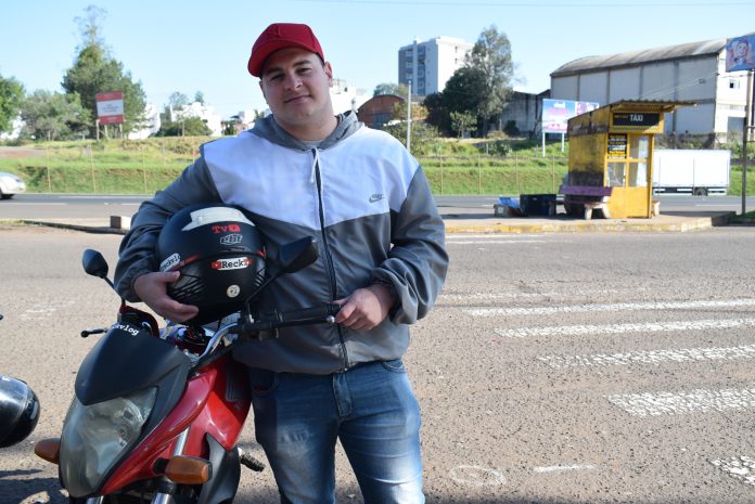 Pelas ruas de Lajeado, o youtuber transita com sua motocicleta e aborda pessoas mais humildes com uma câmera no capacete (Foto: Caroline Silva)