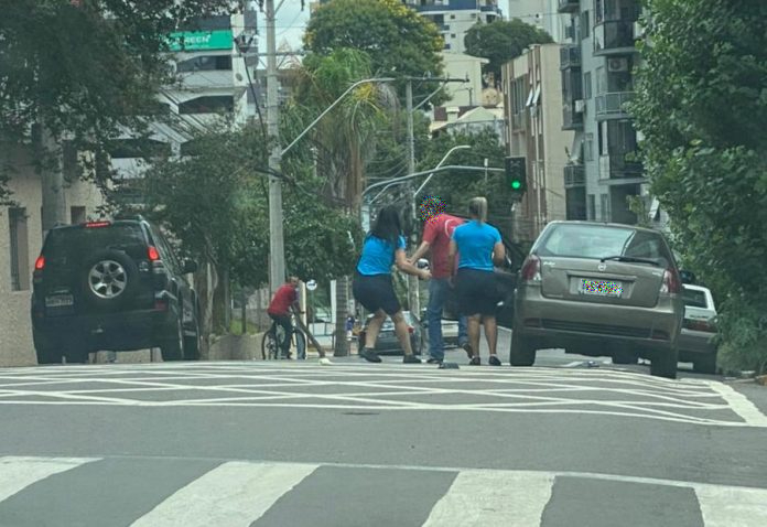 Agressões foram captadas por quem passava pelo local (Foto: Reprodução)