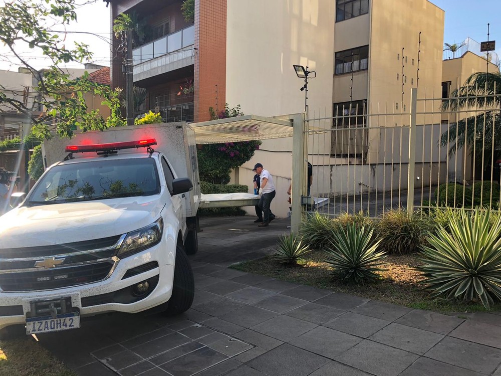 Homem de 39 anos estava instalando uma tela de protreção em uma janela — Foto: Nathalia King