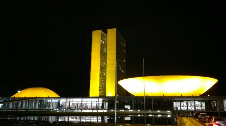A Câmara costuma ganhar iluminação colorida em ocasiões especiais - (Foto: Najara Araújo/Câmara dos Deputados)