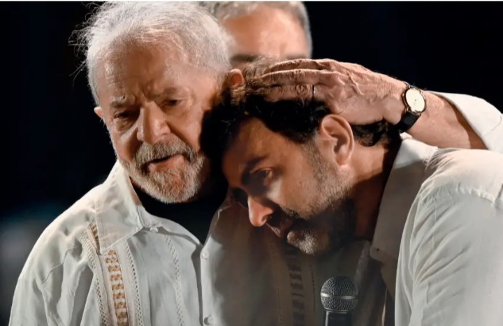 A VIDA É DURA - Lula com Freixo, seu candidato: uma ala petista se articula para que ele faça palanque duplo - Mauro Pimentel/AFP