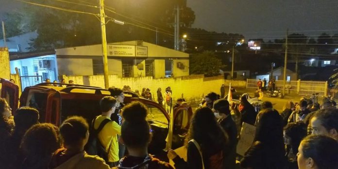 Manifestação ocorreu no começo desta noite de terça-feira | Foto: Ricardo Giusti/CP