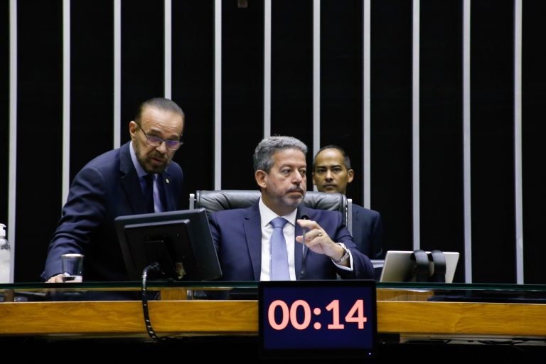 Arthur Lira (C) preside a sessão do Plenário - (Foto: Elaine Menke/Câmara dos Deputados)