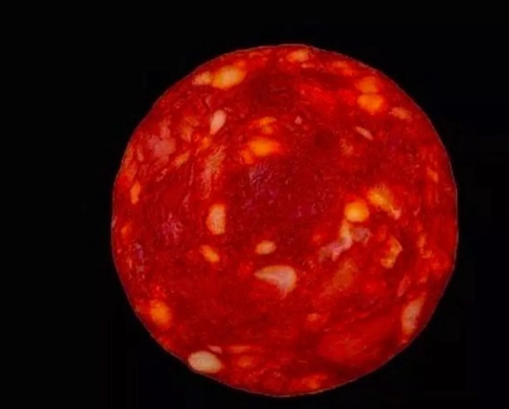 Imagem de um salame usado por um cientista francês em uma piada como se fosse uma estrela próxima ao sol — Foto: Étienne Klein