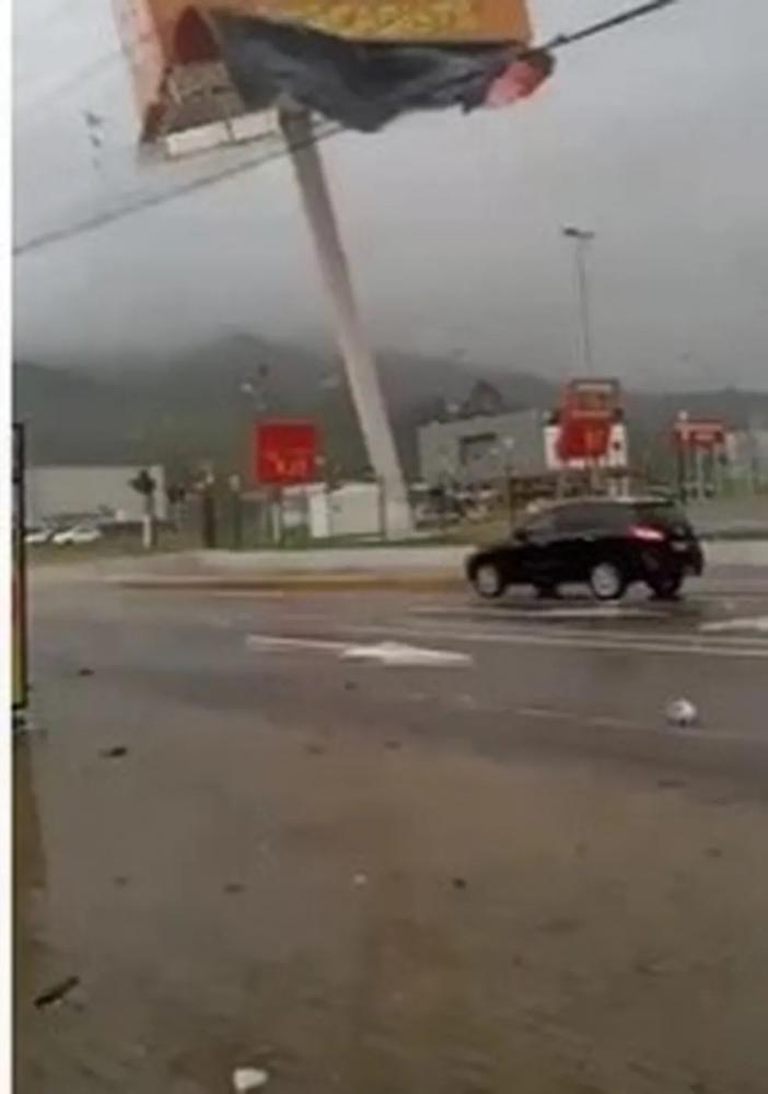 Queda de placa em SC — Foto: Reprodução/Redes Sociais
