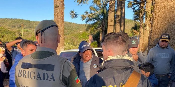 Policiais da Brigada Militar e da Polícia Federal fizeram reunião com indígenas | Foto: 10°BPM/Divulgação