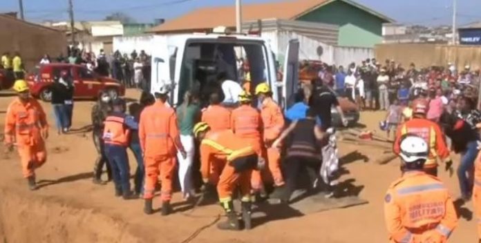 Bombeiros resgataram menino após ele ficar mais de 16 horas dentro de buraco | Foto: Record TV / Reprodução / CP