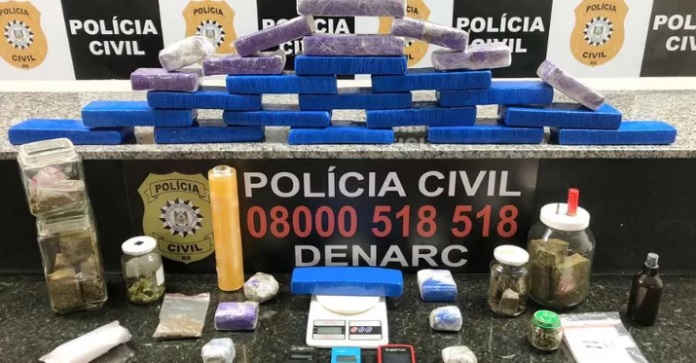 Três máquinas de cartão de crédito, uma balança de precisão, duas munições e embalagem foram também recolhidas | Foto: PC / Divulgação / CP