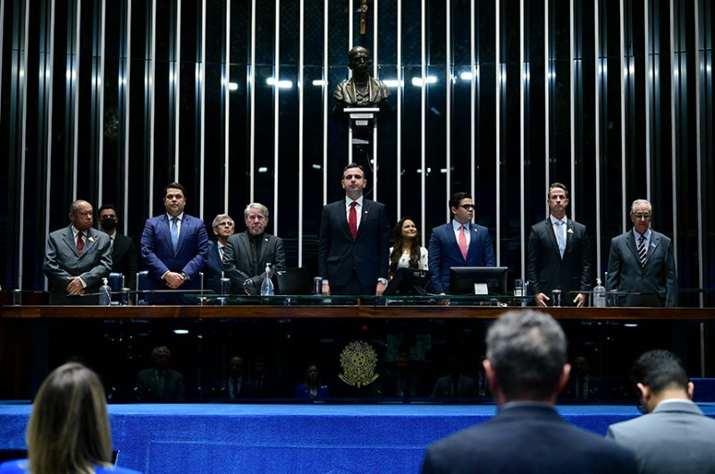 Rodrigo Pacheco (ao centro) comandou a sessão de homenagem à emissora de rádio mineira - Pedro França/Agência Senado