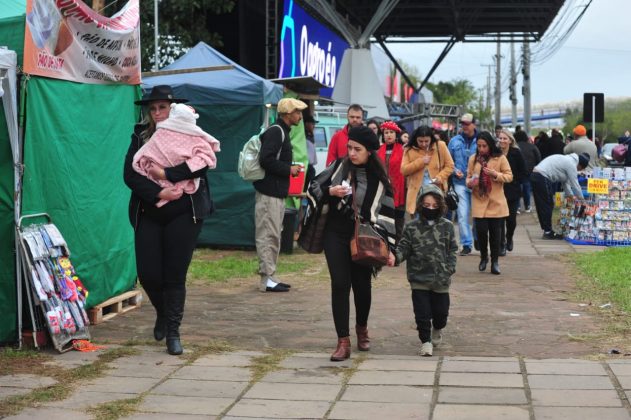 Fora do Parque de Exposições Assis Brasil, movimento começou a se intensificar ainda pela manhã | Foto: Alina Souza / CP