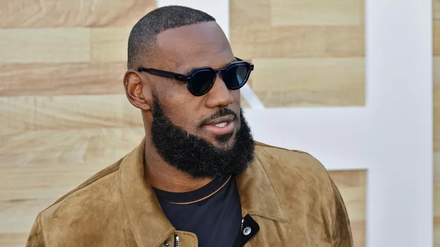 LeBron James se tornou o primeiro jogador de basquete a ter uma fortuna estimada pela Forbes em 1 bilhão de dólares enquanto ainda em atividade Imagem: Kevin Winter/Getty