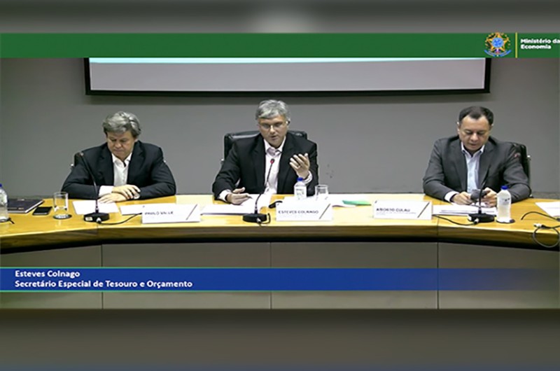 Proposta de Lei Orçamentária foi apresentada pelo secretário do Tesouro e Orçamento, Esteves Colnago (ao centro) - Agência Senado
