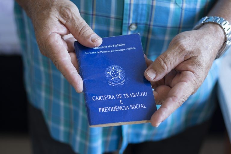 Deputados esperam diminuir o desemprego com a redução da alíquota devida pelas empresas - (Foto: Depositphotos)