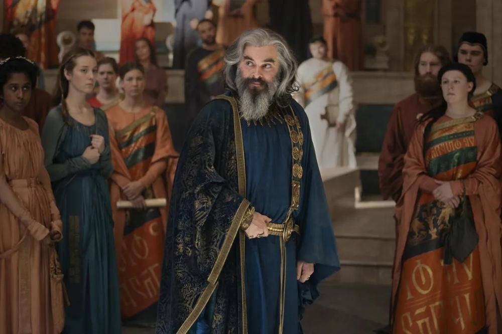 Trystan Gravelle, no centro, em cena de 'Os Anéis de Poder' — Foto: Divulgação/Prime Video