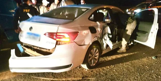 Volkswagen Virtus colidiu na traseira de um caminhão | Foto: PRF / Divulgação / CP
