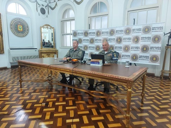 Claudio Santos Feoli (E), Comandante da BM, e Vladimir Luís Silva da Rosa, corregedor, concederam entrevista coletiva Rafael Diverio / Agência RBS