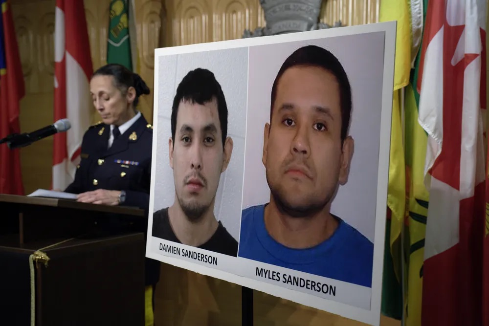 Comissária-assistente da Real Polícia Montada Canadense, Rhonda Blackmore concede entrevista coletiva ao lado das fotos de Damien Sanderson e Myles Sanderson, identificados pelos agentes locais como autores de ataques com faca que, em 4 de setembro de 202