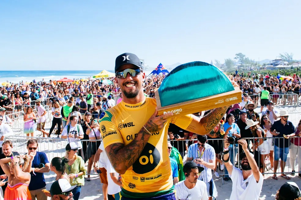 Filipe Toledo com o troféu do Rio Pro, a etapa brasileira, disputada em junho — Foto: Thiago Diz/WSL