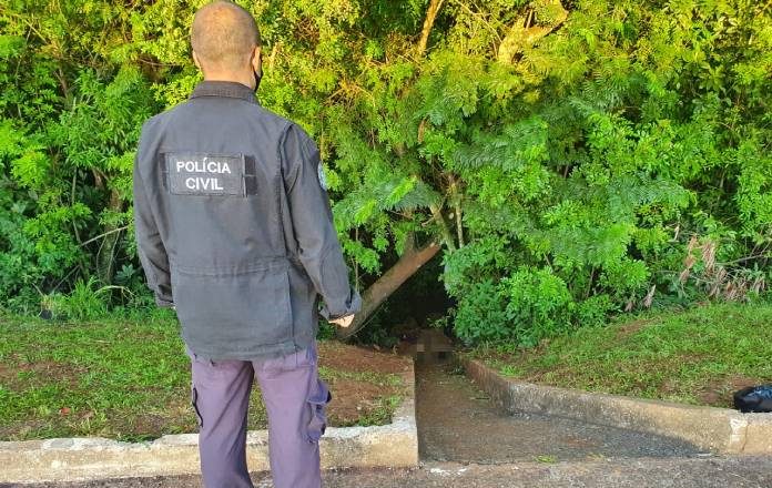 Vítima teria se desequilibrado, vindo a rolar pelo barranco que da acesso a pista (Foto: Joel Alves)