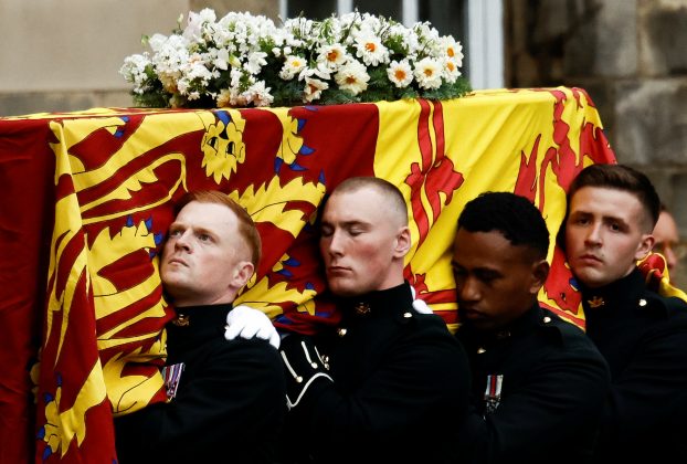 Caixão com o corpo da rainha Elizabeth chega a Edimburgo. Foto: Twitter The Royal Family
