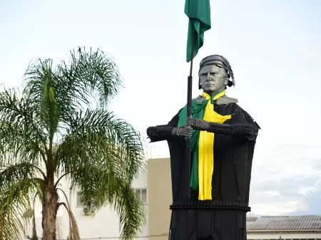 Estátua do presidente Jair Bolsonaro exposta no antigo terminal do aeroporto de Passo Fundo (RS); a peça foi erguida na Praça da Mãe Preta nas celebrações do bicentenário da Independência Imagem: Diogo Zanatta/UOL