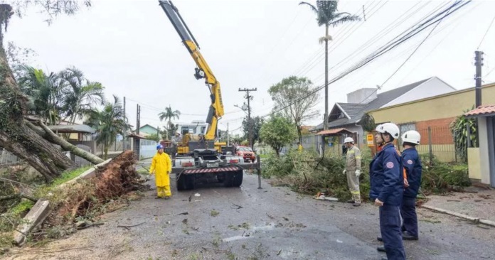 Temporal de 15 de agosto atingiu cerca de 24 mil canoenses, destelhando mais de seis mil residências | Foto: Guilherme Pereira / PMC / Divulgação / CP