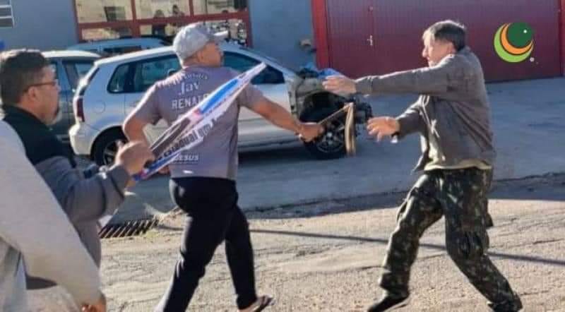 Imagens da agressão circulam nas redes sociais.