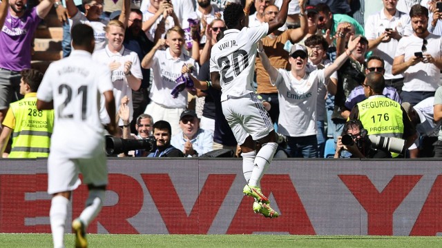 Vini Jr comemora seu gol, o primeiro na vitória do Real Madrid sobre o Bétis Foto: THOMAS COEX / AFP
