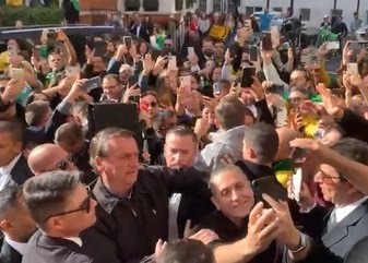Bolsonaro tira foto com apoiadores DIVULGAÇÃO