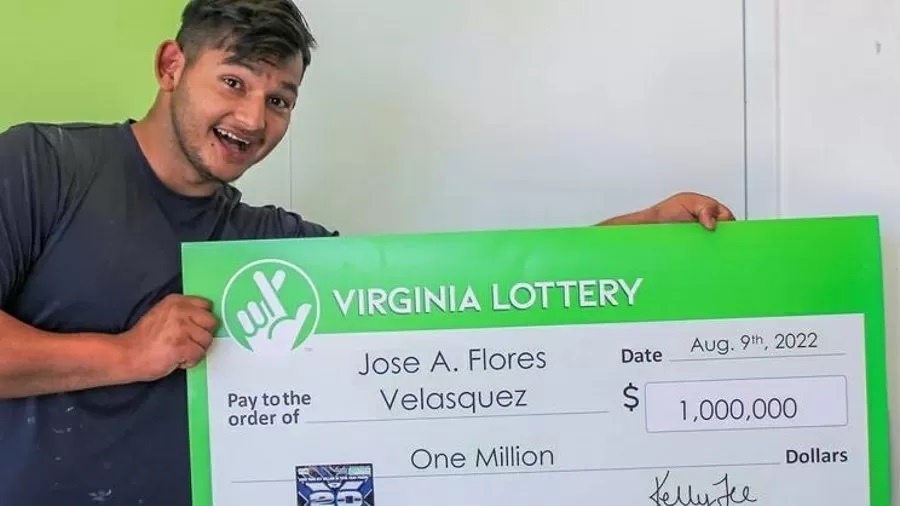 Jose Flores Velasquez recebe o prêmio de US$ 1 milhão Imagem: Divulgação/Virginia Lottery