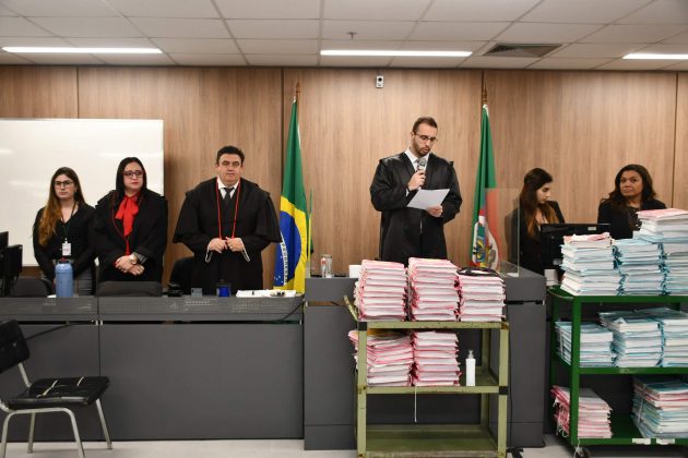 Juiz Thomas Vinicius leu a sentença após mais de 15 horas de julgamento Créditos: Márcio Daudt/TJRS